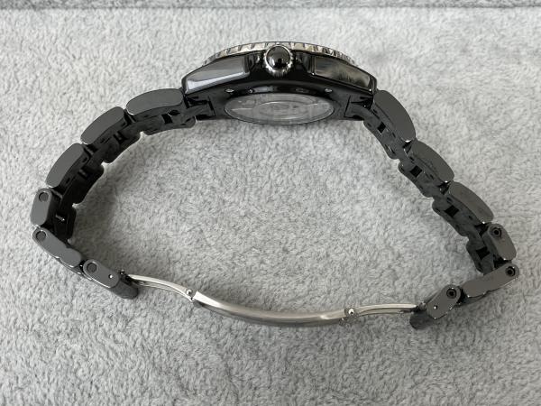 シャネルのJ12 H5702のオーバーホールを行いました。