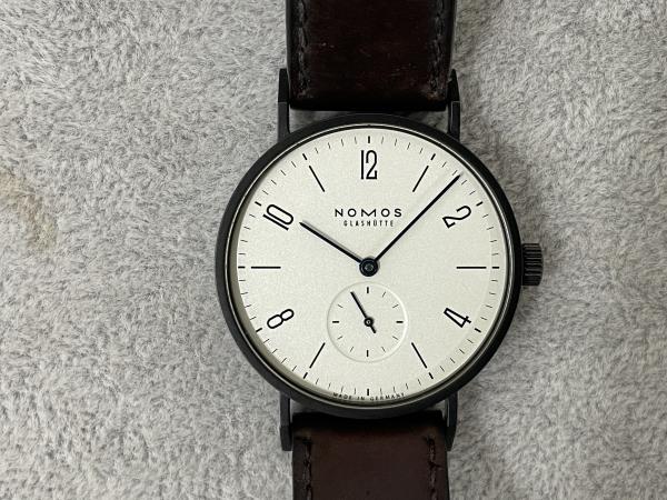 ノモスのタンジェントノルマTN3A1W2 PVDブラックケースのオーバーホールを行いました。