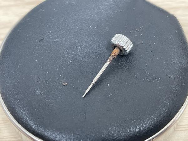 オメガのアクアテラ コーアクシャルのリューズ錆