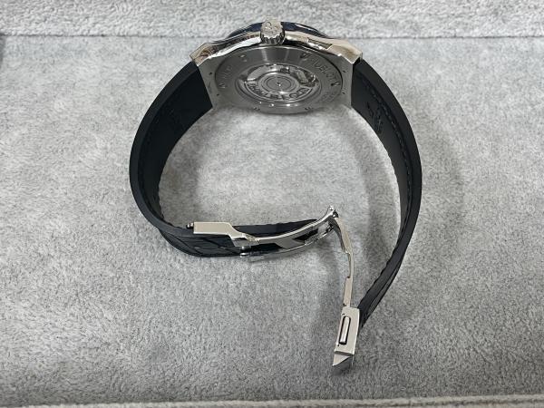 ウブロのクラシックフュージョン チタニウム 511.NX.7170.LRのオーバーホールを行いました。