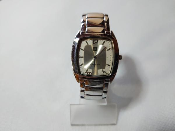 ジバンシィのスクエアベゼルウォッチの修理を行いました。