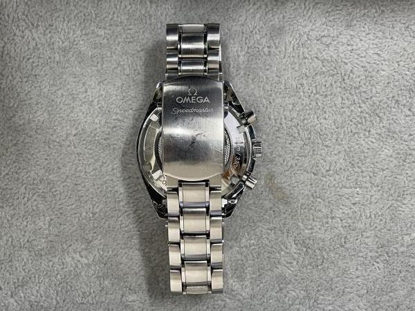 オメガのスピードマスター レーシング40MM　326.30.40.50.03.001のオーバーホールを行いました。