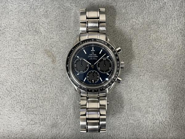 オメガのスピードマスター レーシング40MM　326.30.40.50.03.001のオーバーホールを行いました。